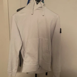 Stone island hoodie - Säljer nu min Stone island hoodie som jag köpte i somras! Inköpt från Jupiter.