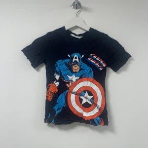 captain america babytee - köpt från barnavdelning men sitter bra på någon som har xs-s