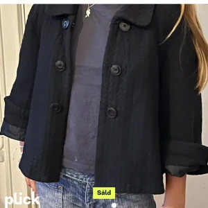 trekvartsärmad jacka  - säljer min jacka/kappa med trekvartsärm då den inte kommer till användning 💓 den är i bra skick och skriv privat vid mer bilder 💓 köpte för 700 i somras.