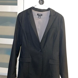 Kavaj - Svart kavaj som är använd några gånger, den är skemtvättat 