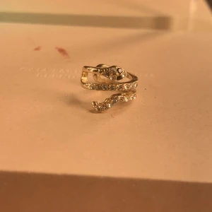 Earcuff - Aldrig använd då jag inte använder guldsmycken. Superfin dock vet jag inte vart den är ifrån, men skulle gissa från zalando!🩷