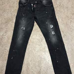 dsquared jeans svart storlek 32/48 bra skick 