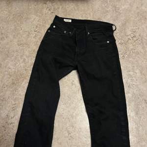 levis jeans svarta bra skick 31 34 