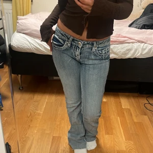 Jeans - Säljer dessa jeans som är köpa här på plick men som tyvärr inte kommer till användning. Skulle säga att de passar st 25!💗
