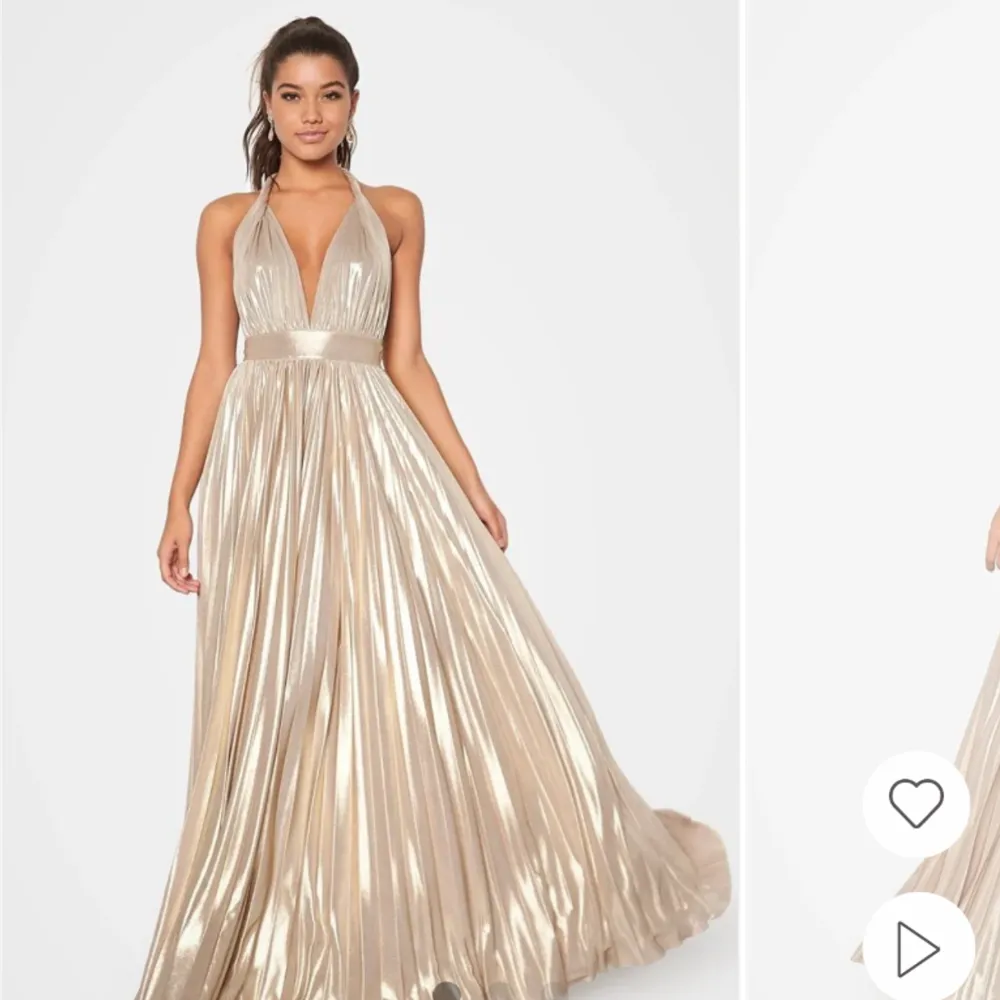 Deep V neck metallic Dress GODIVA- från bubbleroom.  Supersnygg guldig balklänning i storlek xs. Jag är 165 cm lång och klänningen passar i längden även för någon som är längre eller kortare. Har alldrig använt och prislappen sitter kvar. ❤️. Klänningar.