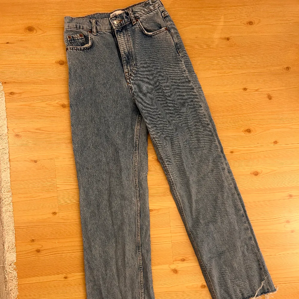 Vida jeans med hög midja köpta på ZARA i somras. Använda en gång. . Jeans & Byxor.