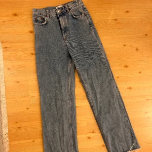 Jeans - Vida jeans med hög midja köpta på ZARA i somras. Använda en gång. 