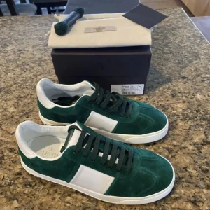 Valentino Flycrews  - Bra skick inta defekter bara lite smutsiga 8/10. Allt og medföljer skriv till mig för fler bilder. Storlek 42. Pris 3999 kr går även att diskuteras vid snabb affär. 🤝