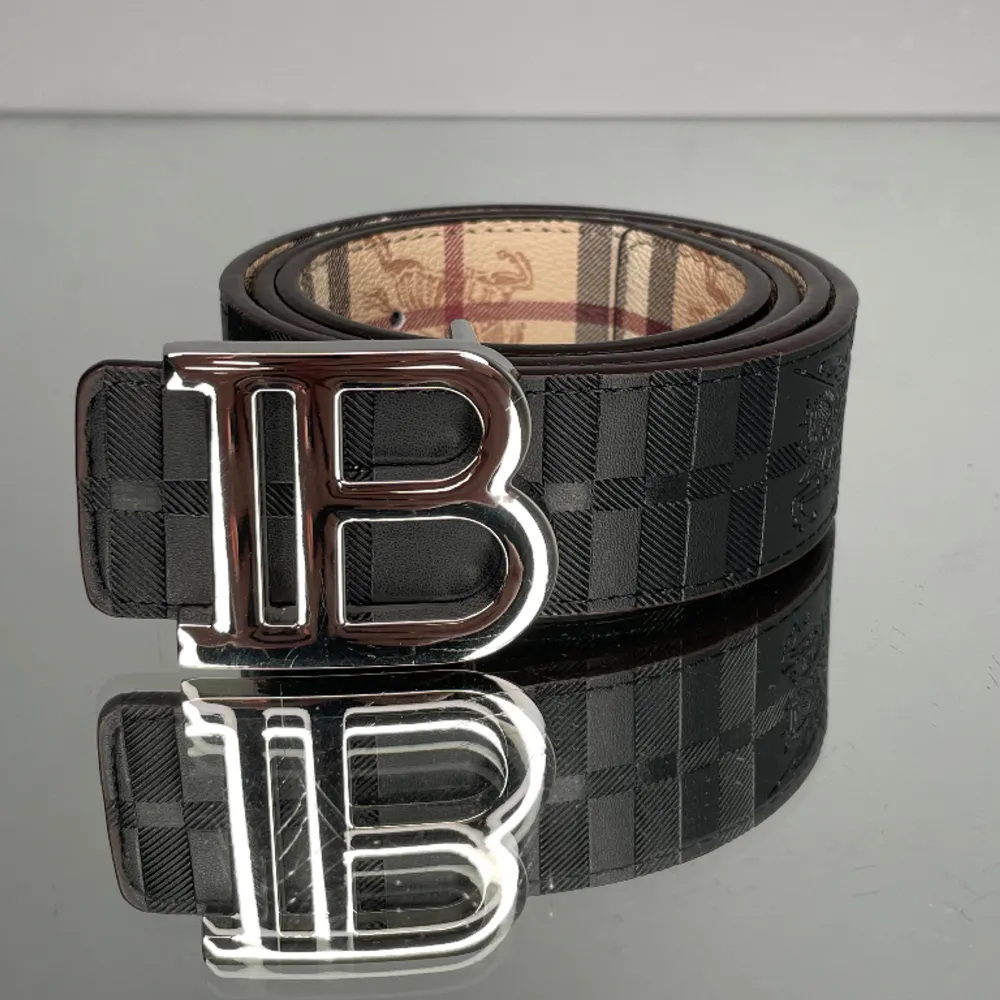 Brand new reversible Burberry belt. size: 105 cm comes with a hole maker just in case it does not fit. feel free to text me for any questions or concerns. Meetup point city Uppsala📍. Accessoarer.