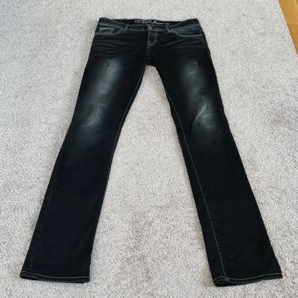 midja: 80 innerben: 84 🤍 lågmidjade straight jeans, vintage från Guess 🤍 jag är 171cm & stl S/36/28 för referens 🤍 läs POLICY & FRAKT (i gillade inlägg) innan du skriver 🤍 använd gärna ”köp nu” 🤍 . Jeans & Byxor.