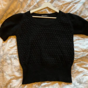 Stickad tröja - Säljer denna fina stickade tröjan från Filippa  K Inte använd så myxket o skulle säga att den är i bra sick