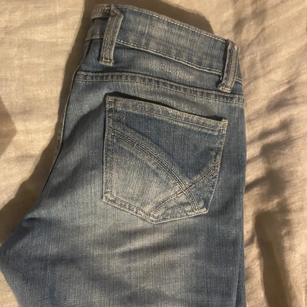 Säljer mina lowwaist jeans då de itne har kommit till användning. Skriv vid funderingar❤️. Jeans & Byxor.