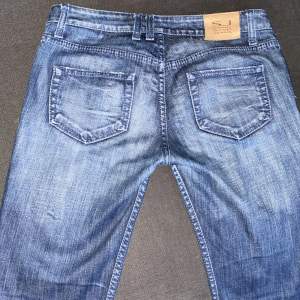 Säljer dessa jättesnygga blåa vintage low waist jeans!💫 jag är 174 cm och de slutar vid anklarna
