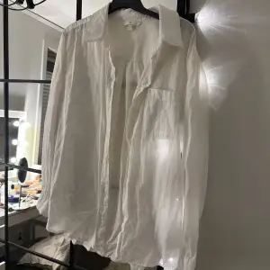 Säljer denna vita skjortan från H&M, nyskick knappt använd 🤍🤍😍😍