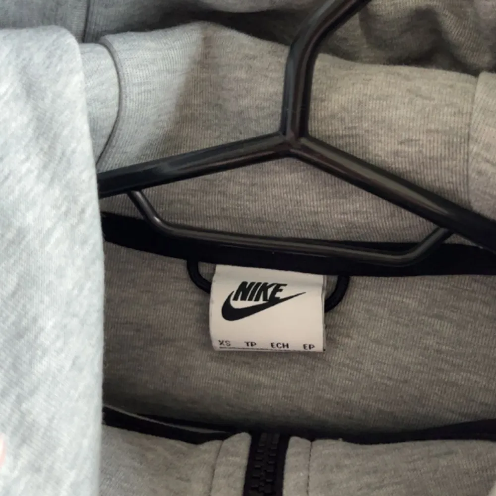 Säljer denna Nike tech fleece NSW eftersom att den inte kommer till användning. Köpte den förra sommaren på Emporia på fotlocker för 1400 kr. Denna är en modem som är svår att få tag i! Den är Max använd 3 gånger så den är som ny.. Tröjor & Koftor.