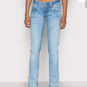 Lågmidjade jeans - INTRESSEKOLL på mina pepejeans i storlek 24/32. Nypris på zalando: 999kr , knappt använda då dom är för små. Pris kan diskuteras!