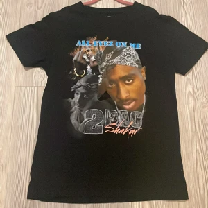 2pac t-shirt  - As fet 2pac t-shirt!! Har använt förr, men fortfarande i väldigt bra skick:) säljer pga inte min stil💞 PRIS KAN DISKUTERAS!!