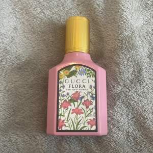 Säljer en Gucci flora parfym i doften Gorgeous gardenia denna är bara testad en gång o är helt full❤️