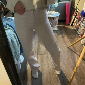 Ljusrosa jeans🤍🩷 - Perfekta sommarjeansen! Från Bikbok, storlek 36. Raka med hög midja, superfina. Använda 2 gånger