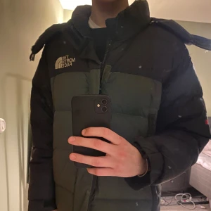 The north face jacka - En the north face vinter jacka som inte kommer till användning men en ritkigt bra och varm jacka till vinter. Ganska bra skick då den är använd några gånger men annars perfekt.
