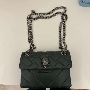 Kurt geiger väska - Säljer min nästintill oanvända väska. Nypris 2159 kr.