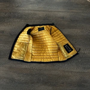 JACK & JONES VÄST - Skriv innan köp!! Snygg väst nu till våren! Köpt ett tag sen inte använd så mycket därav säljer jag den, bra skick!