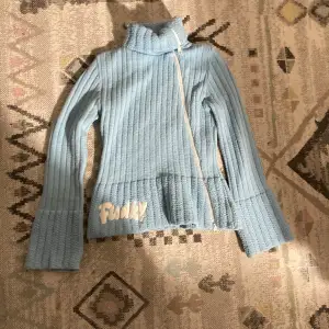 Säljer denna asymmetriska ljusblå zip up tröjan då den inte kommer till användning. Den är i fint skick utan defekter💕