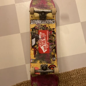 Skateboard 8 - En någorlunda använd skateboard storlek 8 med chrononaut bräda. Bra truckar och hjul. 