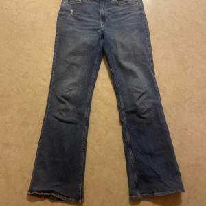 Säljer mörkblåa jeans ifrån hm. Mörkblåa bootcut med high waist. Storlek 38, Sparsamt använda.