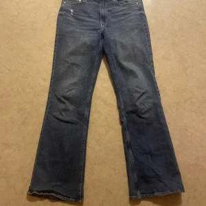 Mörkblåa jeans - Säljer mörkblåa jeans ifrån hm. Mörkblåa bootcut med high waist. Storlek 38, Sparsamt använda.