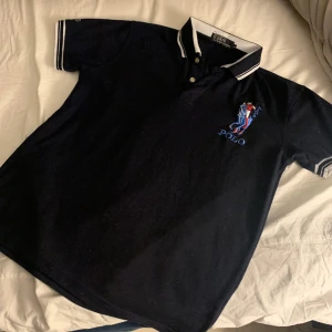 Polo Piké - Säljer denna feta Polo Piké i storlek L, sitter som M/S Skick 9,5/10 Modellen i bilden är 179cm