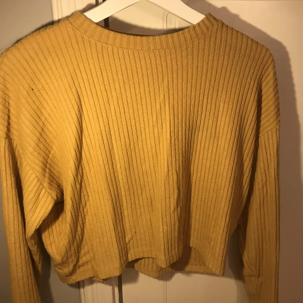 En gul långärmad tröja från H&M som förmodligen är slutsåld🤍sitter jättabra, säljer för kommer inte till användning🤍. Tröjor & Koftor.