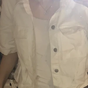 Vit Jeansjacka  - En snygg vit jeansjacka med 3/4 ärmar. Skitsnygg med ett linne eller annan tunn tröja under!😍kommer från Vero Moda