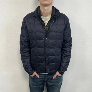 J.LINDEBERG - VÅRJACKA - Marinblå J.Lindeberg jacka i storlek M - Skick 7,5/10, använd men inga hål - Nypris 3000kr, vårt pris 399 - Modellen är 184