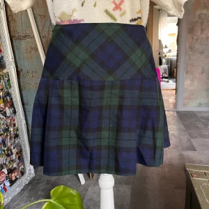 HELL BUNNY KJOL - Sjukt fin kjol, passar med massa olika snygga stilar💗 Storleken är L men är ganska stor i storlek