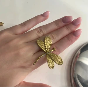 Guld ring  - Säljer denna trollslända ring! Justerbar