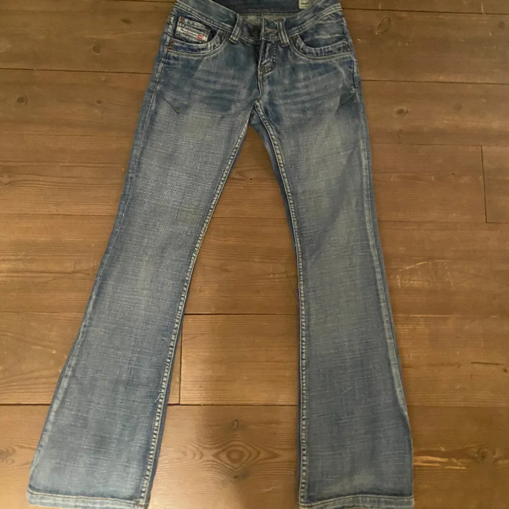  Låg midjade bootcut Jeans från diesel som är i bra skick men säljs då det för små för mig🥰33 cm rakt över i midjan och 80cm innerbensmått.   priset kan diskuteras och köparen står för frakt!. Jeans & Byxor.