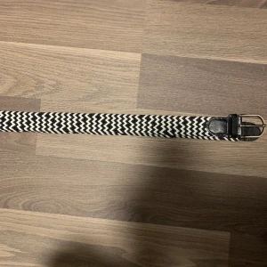 Flätat bälte  - Säljer dessa två bälten som är i mycket gott skick. Ett bälte för 99 eller båda för 160kr. Det svartvita bältet är 100cm och det beiga bältet är 95cm