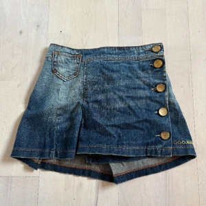 Y2k vintage kjol - Vintage Y2k kjol köpt second han i Paris! Tyvärr för liten för mig så kan inte visa på. Mått: midjemåttet 34cm tvärs över, längd framsida 28cm. Skriv gärna till mig om du har frågor eller prisförslag ☺️💗, köpt för 50 €.
