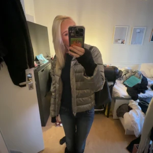 Silver jacka - Säljer min jätte fina jacka ifrån Zara för den tyvärr inte kommer till användning, använda fåtal gånger så nästan nyskick. Är 162 och den passar super bra !! Köparen står för frakt. 