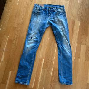Ett par riktigt fräscha dondup jeans i storlek 32. Jeansen är i riktigt bra skick och är väldigt trendiga. Pris går att diskuteras vid en snabb affär!