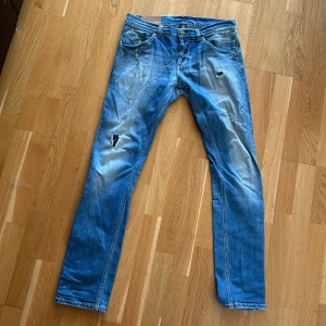 Dondup jeans - Ett par riktigt fräscha dondup jeans i storlek 32. Jeansen är i riktigt bra skick och är väldigt trendiga. Pris går att diskuteras vid en snabb affär!