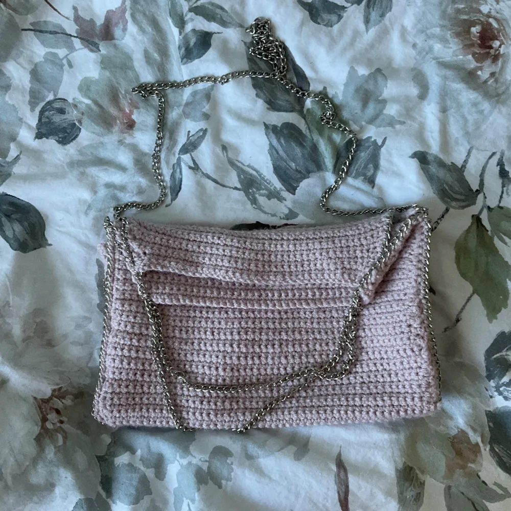 Säljer denna jättefina rosa väska som jag har virkat själv, den har både korta och långa kedjor. Den är 25cm lång om man inte räknar med kedjorna och 30cm bred. . Väskor.
