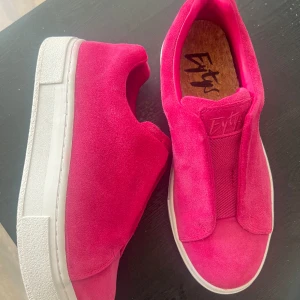 eytys doja rosa - säljer mina rosa eytys doja! endast använda en gång, säljer då de tyvärr är för stora för mig. färgen stämmer bäst med första bilden! nypris 2100 men kom med egna bud om priset känns orimligt 💐