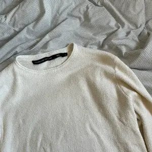 Vit stickad tröja från Lager157. Storlek L. True to size. Använd 1 gång! Inga skador eller fläckar!