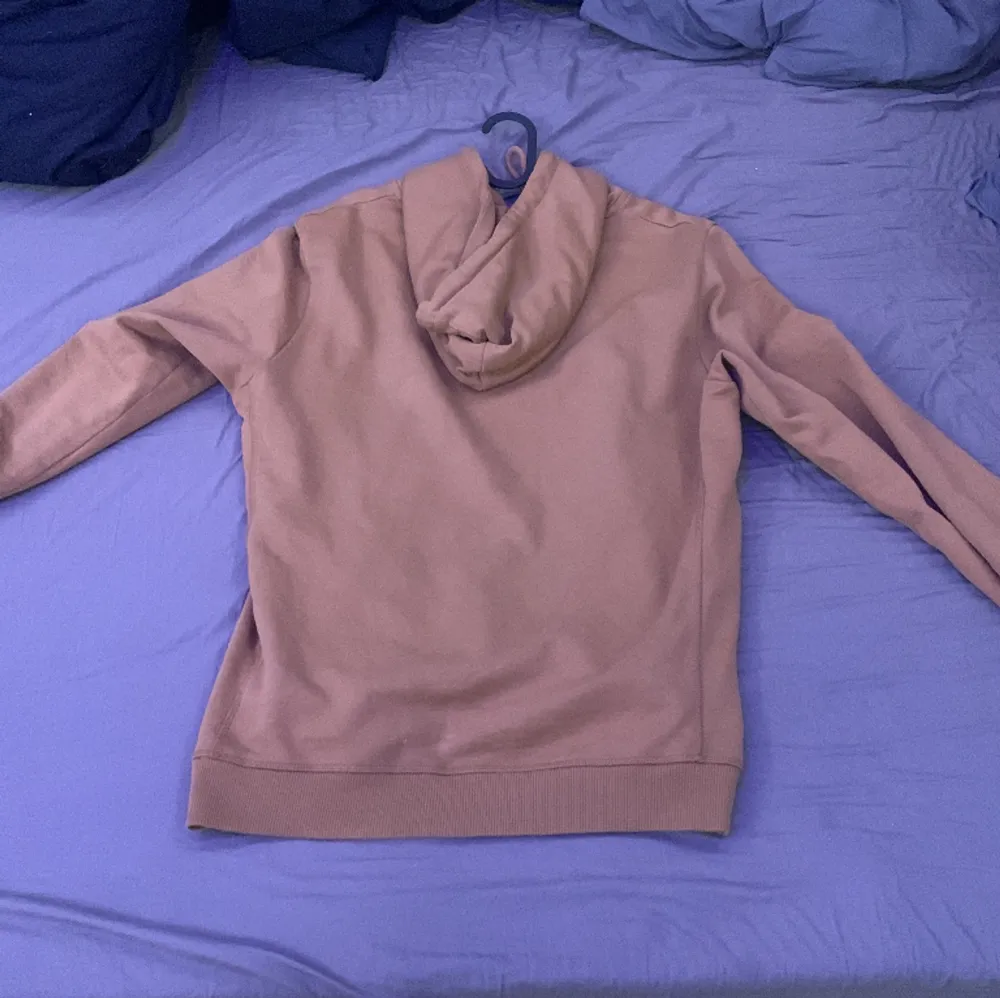 Riktigt fin les deux hoodie som är använd Max 5 gånger då färgen inte riktigt va så härlig  Storlek xl  . Hoodies.