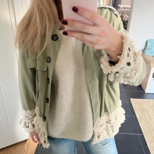 Jacka - Jätte fin grön jacka från zara, perfekt till våren!! 