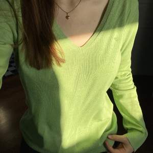 En jättesöt grön stickad tröja från Esprit, v-ringad och lite tunnare. 💚💚 Den är i mycket fint skick och har bara använts fåtal gånger. Den har en liten fläck nära kanten som knappt syns. Storlek M. 👏