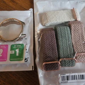 Armband och skärmskydd Samsung galaxy watch 6 - 4 st armband Samsung galaxy 6 watch, kompatibel 40 och 44 mm.   Ett skärmskydd Samsung galaxy 6 watch, kompatibel 40 och 44 mm. Färg silver.   Säljes pga felköp, dvs allt nytt och oanvänt.  Paketpris: 120 kr