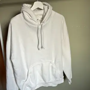 Vit hoodie från BikBok storlek XL. Knappt använd så inte nopprig och i skick som ny. Krympt lite ca 1/2 storlek i torktumlaren så skulle säga den är som storlek L/XL